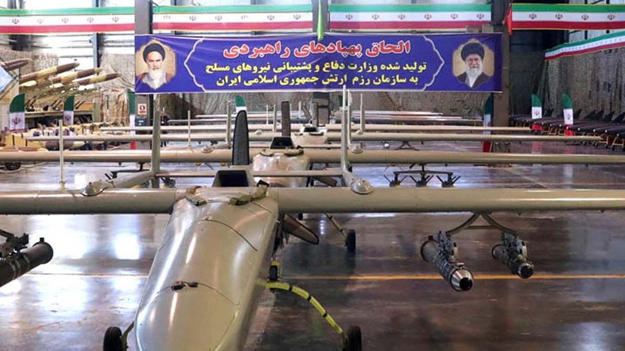 Iran memperlihatkan sederet koleksi kendaraan udara tak berawak atau drone tempur terbarunya, pada Selasa (22/1/2024). Deretan dron canggih buatan dalam negeri itu resmi menjadi amunisi perang tambahan bagi unit Angkatan Darat Iran.