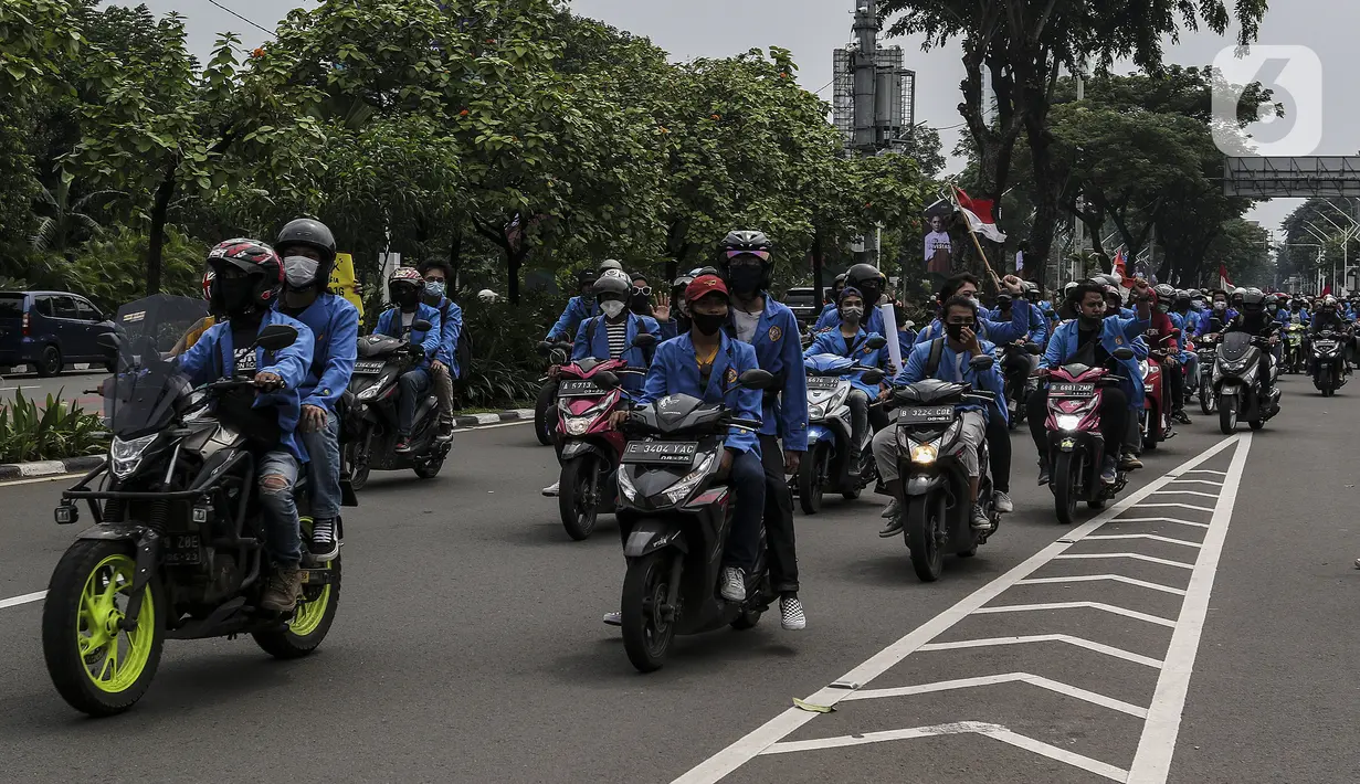 Mahasiswa konvoi menggunakan sepeda motor menuju Gedung DPR/MPR, Jakarta, Kamis (8/10/2020). Mahasiswa ini rencananya akan menggelar aksi menolak UU Cipta Kerja. (Liputan6.com/Johan Tallo)