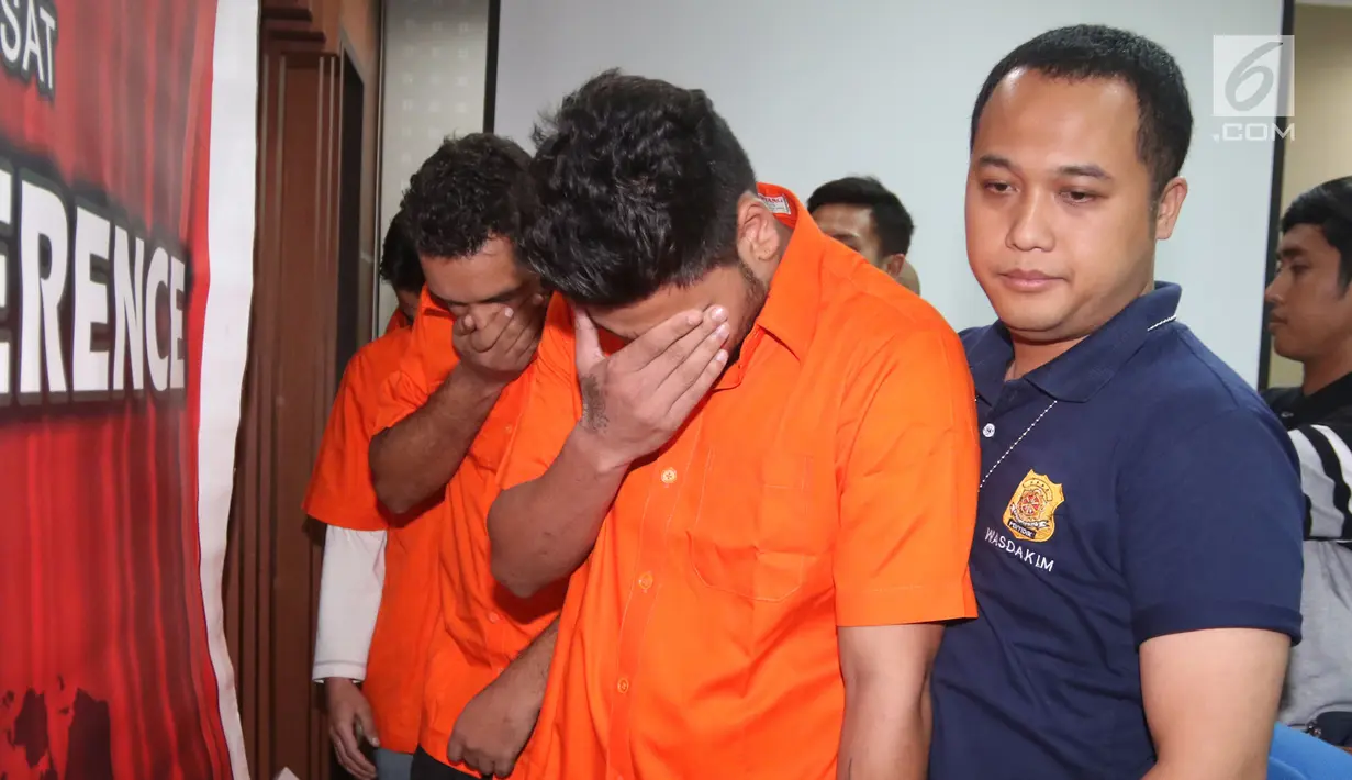Petugas menggiring empat warga negara asing (WNA) terduga pemalsu visa asing di Kantor Imigrasi Kelas I Jakarta Pusat, Selasa (6/3). Keempatnya diduga memalsukan telex visa RI dan stiker visa negara asing. (Liputan6.com/Arya Manggala)