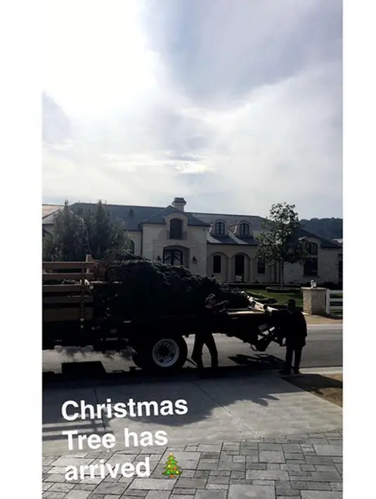 Kylie nampaknya sudah tidak sabar dengan perayaan natalnya tahun ini, di akun snapchatnya Kylie mengunggah video sebuah truk sedang mengangkut pohon natalnya tahun ini. (Instagram/kylizzlesnapchat)