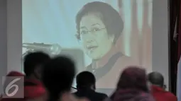 Peserta menonton video Ketua Umum PDIP Megawati sebelum pembukaan Pelatihan Manajer Penggerak Ekonomi Kerakyatan di kantor DPP PDIP, Lenteng Agung, Jakarta, Rabh (20/7). (Liputan6.com/Yoppy Renato)
