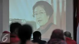 Peserta menonton video Ketua Umum PDIP Megawati sebelum pembukaan Pelatihan Manajer Penggerak Ekonomi Kerakyatan di kantor DPP PDIP, Lenteng Agung, Jakarta, Rabh (20/7). (Liputan6.com/Yoppy Renato)