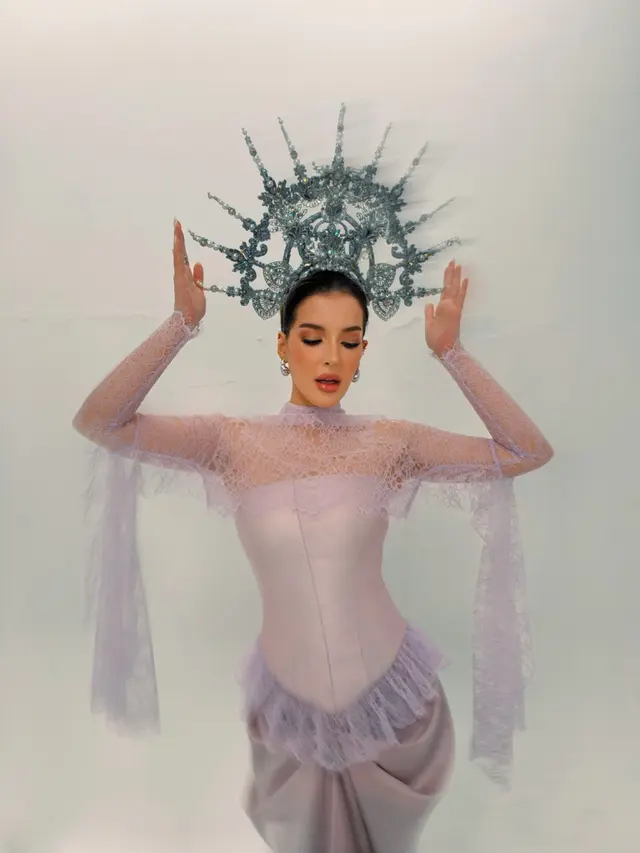 Tasya Farasya Tunjukkan Pesona yang Powerful dalam Busana Lilac dan Crown Silver