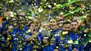 Para pemain Chelsea merayakan trofi UEFA Conference League usai memenangi laga final melawan Real Betis di Tarczynski Arena, Wroclaw, Polandia, Rabu 28 Mei 2025 waktu setempat atau Kamis (29/5/2025) dini hari WIB. (Sergei GAPON/AFP)