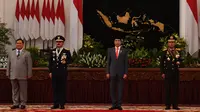 Presiden Joko Widodo (kedua kanan) didampingi Kapolri Jenderal Pol Idham Aziz, Panglima TNI Marsekal TNI Hadi Tjahjanto dan Menhan Prabowo Subianto berfoto bersama usai Peringatan Ke-74 Hari Bhayangkara Tahun 2020 di Istana Negara, Jakarta, Rabu (1/7/2020). (ANTARA FOTO/Sigid Kurniawan/POOL)