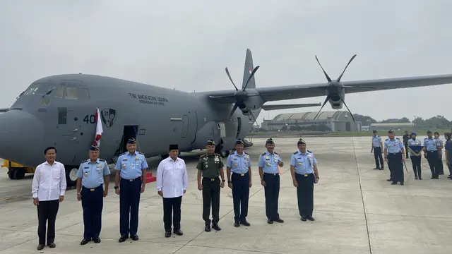 Menteri Pertahanan Prabowo Subianto menyambut kedatangan Pesawat C-130J Super Hercules dari Amerika Serikat di Lanud Halim Perdanakusuma, Jakarta. (Liputan6.com/M Radityo Priyasmoro)
