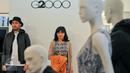 Dua orang model bergaya dengan mengenakan koleksi terbaru G2000 saat peluncuran G2000 winter collection, Jakarta, Selasa (15/12/2015). (Liputan6.com/Yoppy Renato)