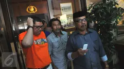 Keluarga Daeng Aziz ditemani pengacaranya, Razman Arif Nasution (kiri), berjalan keluar dari Polres Jakarta Utara, Sabtu (27/2). Mereka datang menjenguk pentolan lokalisasi prostitusi Kalijodo tersebut pasca resmi ditahan. (Liputan6.com/Faisal R Syam)