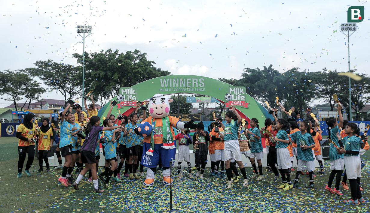 <p>Para pemain dari SDN Pulogebang 13, SDN Gedong 03, SDN Kalisari 01, dan SDN Mekarjaya 12 berselebrasi setelah laga final MilkLife Soccer Challange Jakarta 2025 yang berlangsung di Kingkong Soccer Arena, Cijantung, Jakarta Timur pada Minggu (04/05/2025). (Bola.com/Bagaskara Lazuardi)</p>
