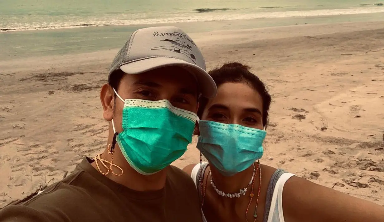 Setelah disuntik, Vino G. Bastian yang tengah menunggu hasil observasi 30 menit pun merasa baik-baik saja. Ia mengaku aman dengan vaksin dosis pertama yang didapatkannya tersebut. (Instagram/vinogbastian__)