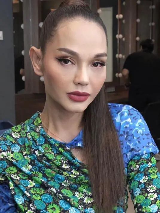 Tak ketinggalan winged liner yang memberikan efek ‘face lifting’ sehingga terlihat awet muda.