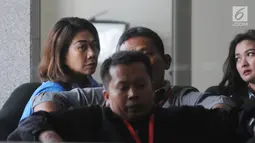 Mantan pilot wanita pertama Indonesia, Tience Sumartini  berada di ruang tunggu Gedung KPK untuk menjalani pemeriksaan, Jakarta, Jumat (16/3). Tience diperiksa sebagai saksi dari unsur wiraswsta untuk tersangka Emirsyah Satar. (Merdeka.com/Dwi Narwoko)
