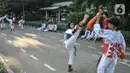 Murid Taekwondo Indonesia Manroe Club mengikuti latihan rutin di kawasan Kanal Banjir Timur (KBT), Jakarta Timur, Senin (16/8/2021). Pelatih atau Saboeum Manroe Club Erwin (45) mengatakan perguruan taekwondo itu biasa berlatih di GOR Matraman dan Cempaka Putih. (merdeka.com/Iqbal S. Nugroho)