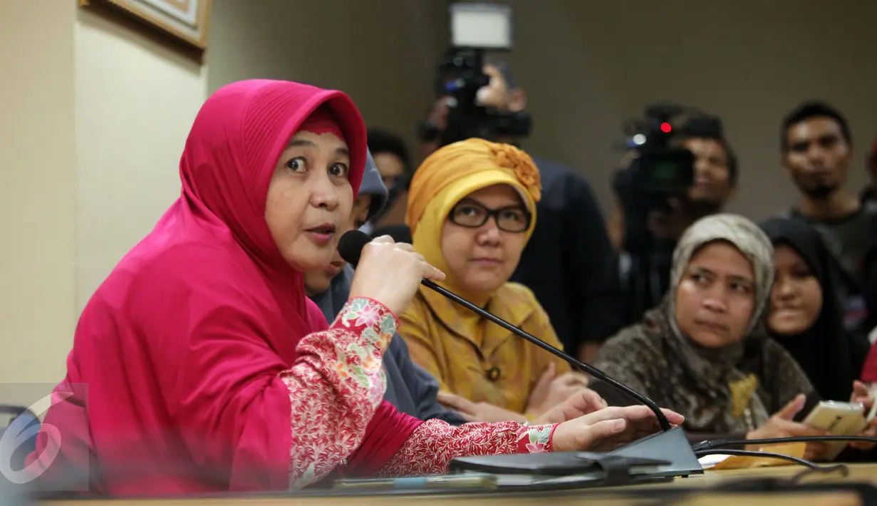 Anggota Gerakan Indonesia Beradab memberikan pandangan saat berkunjung ke Kantor KPI, Mereka mendukung KPI yang melarang penayangan perilaku atau kampanye LGBT lewat televisi. (Liputan6.com/Faizal R Syam)