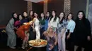 Kumpulan sahabat dekat seperti Nagita Slavina, Ririn Ekawati, Nia Ramadhani, hingga Shireen Sungkar ini terlihat merayakan dengan tawa, canda, dan tentunya kehangatan persahabatan.  [@ashanty_ash].