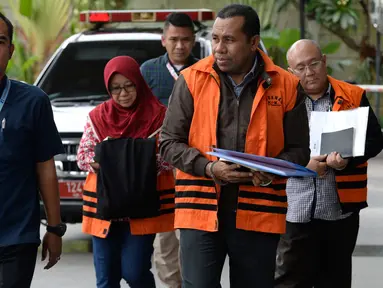 Tersangka suap, Kadis Kominfo Sidoarjo Sanadjihitu Sangadji (tengah), Kadis PU Bina Marga dan SDA Sidoarjo Sunarti Setyaningsih (kedua kiri) dan Pejabat Pembuat Komitmen Dinas PU Sidoarjo, Judi Tetrahastoto bersiap untuk pemeriksaan di Gedung KPK, Jakarta, Kamis (30/1/2020).(merdeka.com/Dwi Narwoko)