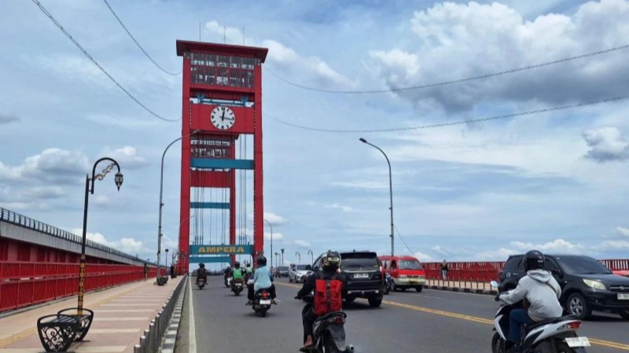 Viral 2 Bocah Santai Hirup Aibon di Jembatan Ampera, Ini Respons Wali Kota Palembang dan Polisi