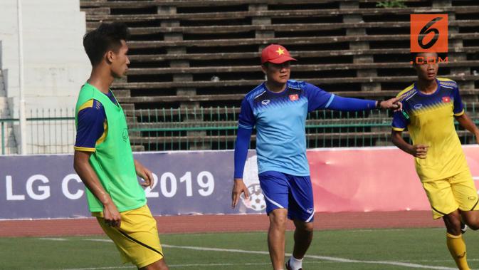 Pelatih Vietnam U-22, Nguyen Quac Tuan, yakin timnya bisa mengalahkan Timnas Indonesia U-22 dalam dua babak. (Bola.com/Zulfirdaus Harahap)
