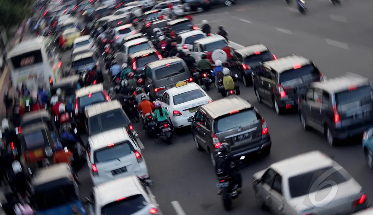 Kenaikan pajak kendaraan bermotor diharapkan dapat memenuhi target Pendapatan Asli Daerah (PAD) DKI Jakarta yang diperkirakan mencapai Rp34-36 triliun, Rabu (14/1/2015). (Liputan6.com/Faizal Fanani)