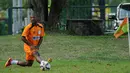 Bek Persipura, Andri Ibo melakukan pemanasan jelang berlatih di Lapangan C Senayan, Jakarta, Selasa (5/5/2015). Latihan tersebut merupakan persiapan jelang AFC 2015 di Bengaluru, India, 12 Mei mendatang. (Liputan6.com/Helmi Fithriansyah)