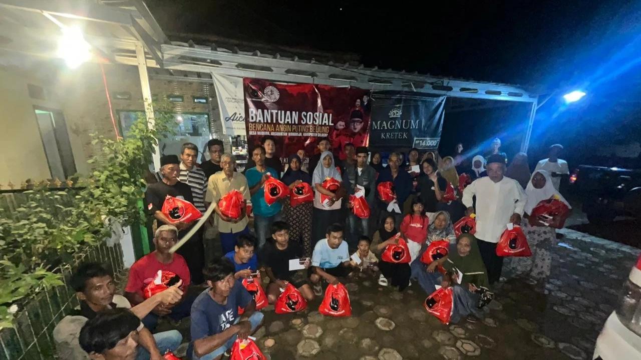 Kaisar Kiasa Kasih Said Putra melalui tim Sobat Kaisar memberikan bantuan sembako kepada para korban bencana di Cilacap