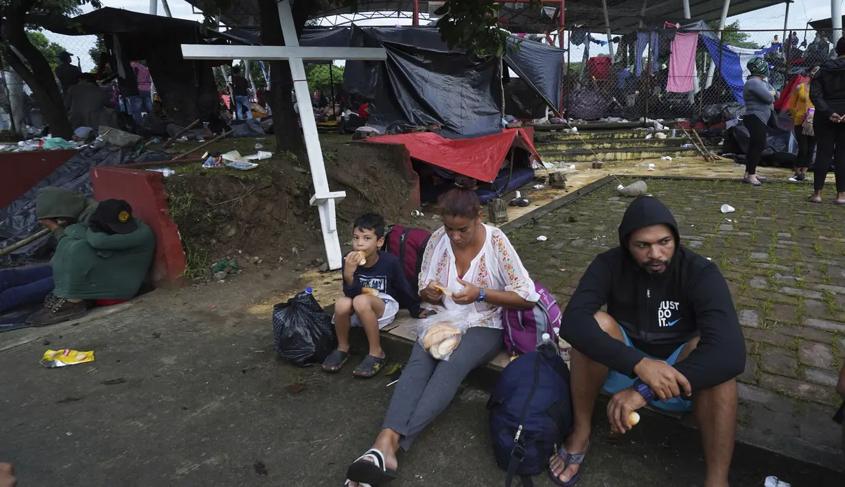 Imigran dari Amerika Tengah dan Venezuela berlindung di sebuah kompleks olahraga di Huixtla, negara bagian Chiapas, Meksiko, Rabu (8/6/2022). Rombongan itu meninggalkan Tapachula pada hari Senin, lelah menunggu status mereka di wilayah dengan sedikit pekerjaan dan jauh dari tujuan akhir mereka mencapai Amerika Serikat. (AP Photo/Marco Ugarte)