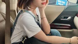 Berpose topang dagu tanpa senyum tak mengurangi pesona bintang web series Mimpiku Jadi Nyata ini. Bukan kali pertama, Anneth pernah tampil dengan gaya rambut pendek pada tahun 2022. Namun perbedannya, pada tahun 2022 Anneth tampil dengan gaya rambut pendek sebahu dan tahun 2024 tampil dengan gaya rambut bondol atau rambut yang sangat pendek. (Liputan6.com/IG/@anneth.dlc)