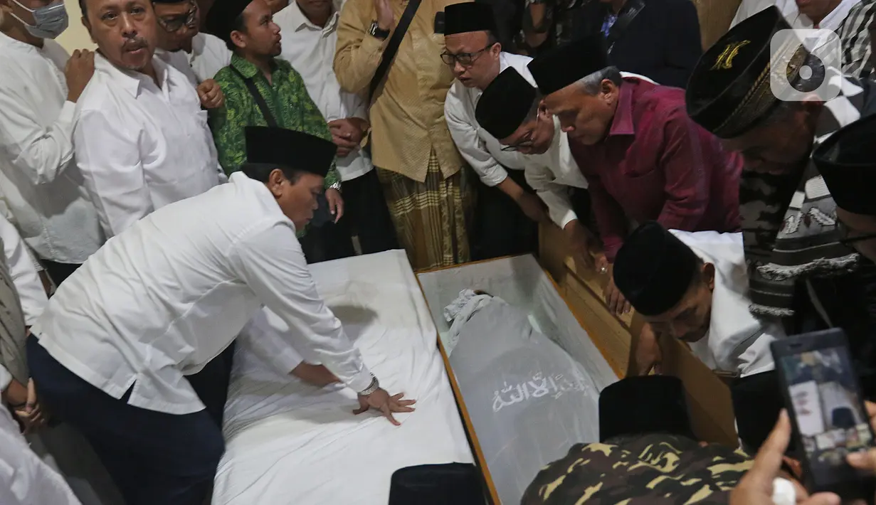 Wakil Ketua MPR Hidayat Nur Wahid (kiri) saat melayat KH Salahuddin Wahid atau Gus Sholah di rumah duka, Tendean, Jakarta, Senin (3/2/2020). Adik almarhum Abdurahman Wahid atau Gus Dur tersebut meniggal di RS Harapan Kita Jakarta karena sakit jantung. (Liputan6.com/Herman Zakharia)