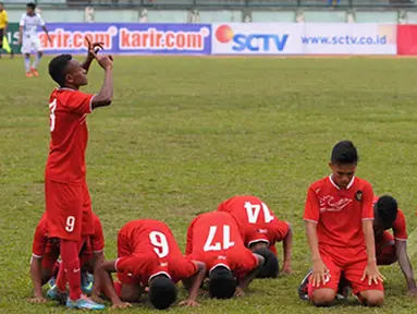 Penyerang timnas U-16, Gunansar P Mandowen (kiri) marayakan selebrasi usai mencetak gol di laga uji coba melawan Persib U-16 di Stadion Siliwangi, Bandung, Jumat (27/2/2015). Timnas U16 Indonesia menang 4-2 atas Persib U16. (Liputan6.com/Andrian M Tunay)