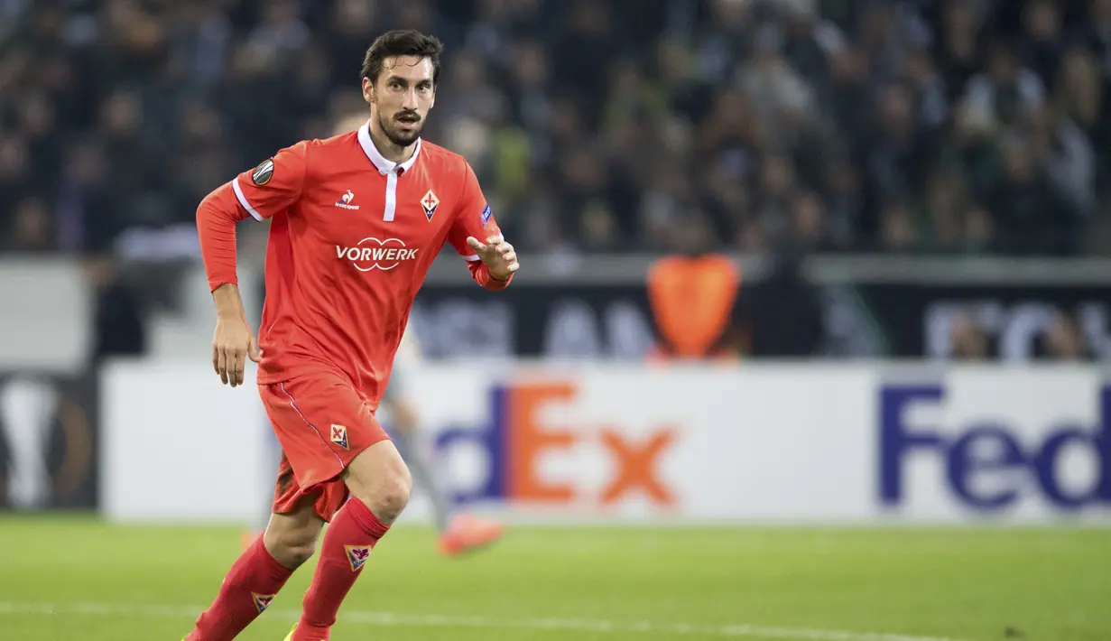 Belum diketahui penyebab utama meninggalnya kapten Fiorentina, Davide Astori, namun diduga kuat Astori terkena serangan jantung. (Marius Becker/dpa via AP)