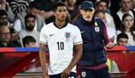 Pelatih kepala timnas Inggris asal Jerman, Thomas Tuchel (kanan), berbicara kepada gelandang Inggris nomor 10, Jude Bellingham, saat ia bersiap memasuki lapangan dalam pertandingan persahabatan internasional antara Inggris dan Senegal di stadion City Ground, Nottingham, pada 10 Juni 2025. (Paul ELLIS/AFP)
