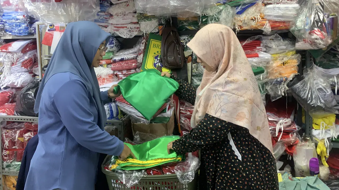 Siti Kusmayati (48) sedang melayani pembeli yang datang ke tokonya