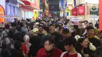 Pengunjung terlihat memadati hari pertama Jakarta Fair 2024 yang digelar di JIExpo Kemayoran, Jakarta, Rabu (12/6/2024). (Liputan6.com/Herman Zakharia)