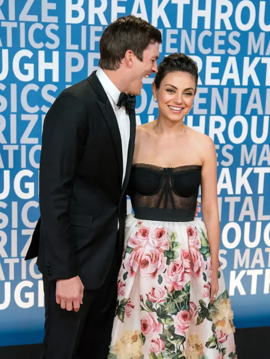 Penampilan Ashton Kutcher dan Mila Kunis saat berpose di karpet merah Breakthrough Prize Awards di California, 3 Desember 2017. Tampil sangat serasi, Mila dan Ashton sukses mencuri perhatian orang-orang di sekitarnya. (Peter Barreras/Invision/AP)