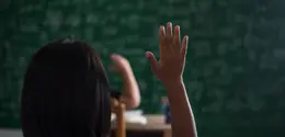 Peran orangtua sangat penting saat rasa takut salah ataupun malu muncul pada diri anak. Yuk, simak kebiasaan ini agar anak menjadi berani bertanya di kelas. [Dok/freepik.com/jcomp]