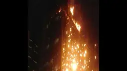 Penampakan Wisma Kosgoro yang mengalami kebakaran, Jakarta, Senin (9/3/2015). Tingginya gedung dan hembusan angin yang kencang membuat api sulit untuk dipadamkan (Twitter.com)
