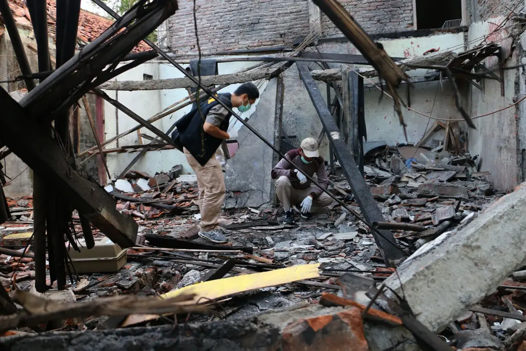 Getaran ledakan di rumah kosong milik warga Kebumen, Jawa Tengah, terasa hingga radius 500 meter dan 23 rumah terdampak. (Liputan6.com/Muhamad Ridlo)
