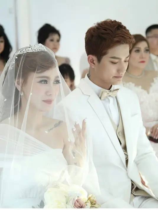 Terlihat dari foto-foto yang beredar di media sosial, pasangan pengantin baru ini tak lepas mengumbar senyum kepada tamu undangan yang hadir saat itu. (Instagram/leemoalovers)