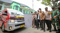 Eri Cahyadi melepas mobil vaksin Surabaya ke Sidoarjo. (Dian Kurniawan/Liputan6.com)