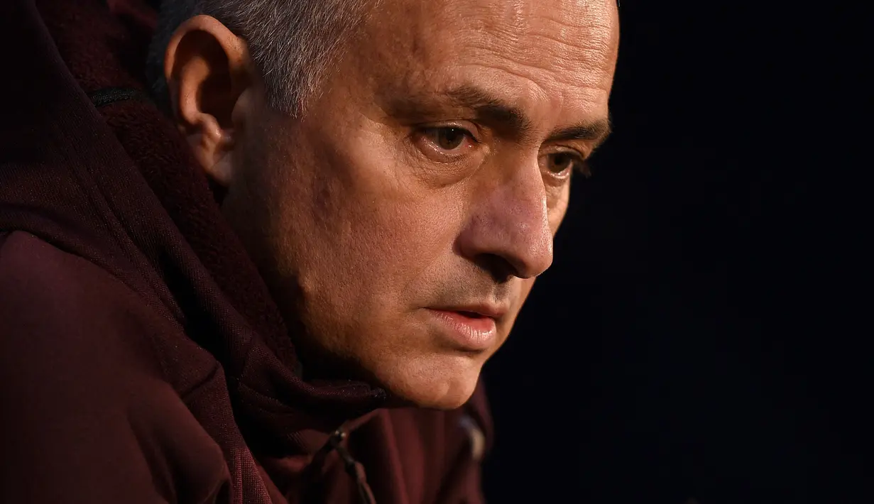 Jose Mourinho merupakan salah satu manajer legendaris yang pernah menukangi klub papan atas Liga Inggris. Ia juga pernah tercatat menjadi manajer tercepat yang mampu kantongi 400 poin dalam 174 pertandingan, sedangkan 100 poin tambahannya dicetak pada laga ke-231. (AFP/Oli Scarff)