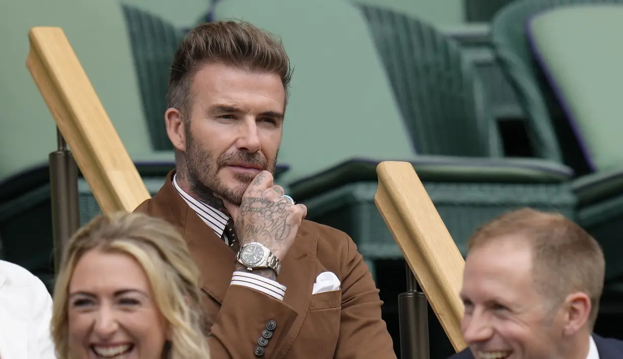 <p>David Beckham menyaksikan Simona Halep dari Rumania dan Amanda Anisimova dari AS bertanding pada hari kesepuluh Kejuaraan Wimbledon 2022 di The Klub Tenis All England, London (6/7/2022). Becks juga tampil necis dengan jam tangan Tudor Black Bay Pro di lenggannya. (AP Photo/Kirsty Wigglesworth)</p>