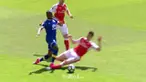Berita video tekel yang dilakukan Laurent Koscielny menghasilkan kartu merah. This video is presented by Ballball