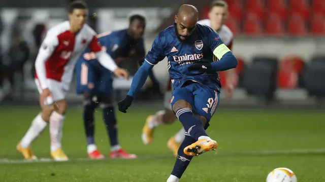 FOTO: Menang Telak 4-0 atas Slavia Praha, Arsenal Dampingi Manchester United ke Semifinal Liga Europa - Alexandre Lacazette