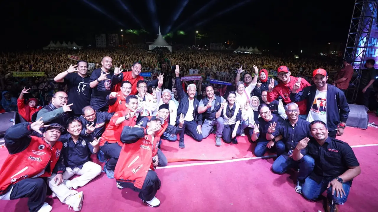 Ganjar Pranowo hadir dalam acara deklarasi pendukung puluhan ribu pendukung pasangan capres dan cawapres nomor urut 03 Ganjar-Mahfud Md dalam konser megah bertajuk Pesta Rakyat Ganjar-Mahfud #28 di Alun-Alun Bung Karbo, Kabupaten Semarang, Jawa Tengah (Ja