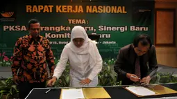 Menteri Sosial Khofifah (tengah) dan Ketua Komnas HAM Nur Kholis (kanan) saat menandatangani nota kerjasama , Jakarta, Selasa (5/5/2015). Kerjasama ini untuk mewujudkan kesejahteraan bagi korban kekerasan di masa lampau (Liputan6.com/Johan Tallo)