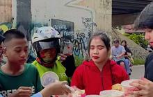 Sepi Job, 6 Potret Kegigihan Aktor Sidik Eduard dan Istrinya Jualan Makanan di Pinggir Jalan Pakai Motor