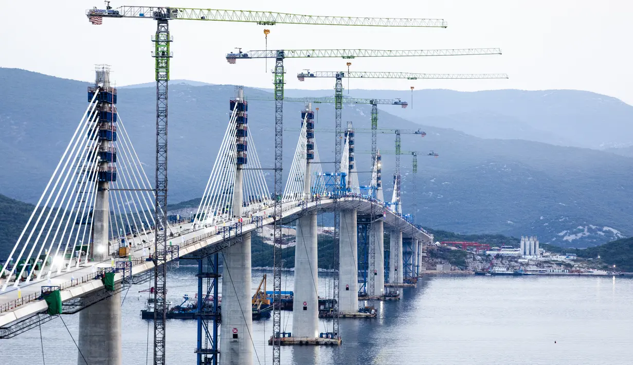Pemandangan pembangunan Jembatan Peljesac di Komarna, Kroasia, Rabu (29/7/2021). Jembatan itu dirancang untuk menghubungkan dua petak garis pantai Laut Adriatik dan melewati bentangan kecil wilayah Bosnia. (AP Photo)