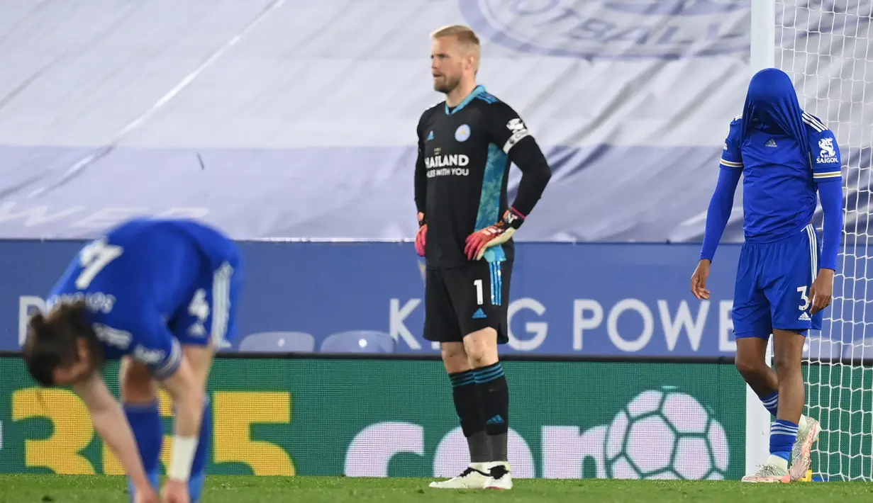 Ekspresi kecewa kiper Leicester City, Kasper Schmeichel (tengah) dan kawan-kawan usai Newcastle United mencetak gol ketiga dalam laga lanjutan Liga Inggris 2020/2021 pekan ke-35 di King Power Stadium, Leicester, Jumat (7/5/2021). Leicester kalah 2-4 dari Newcastle. (AFP/Michael Regan/Pool)