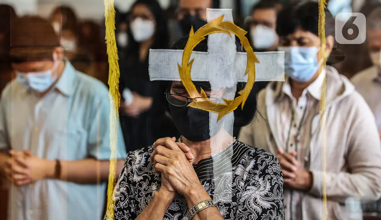 Umat Kristiani melaksanakan ibadah Jumat Agung di Gereja Protestan Indonesia Bagian Barat (GPIB) Effatha Jakarta, Jumat (15/4/2021). Tahun ini GPIB Effatha melaksanakan Ibadah dalam rangkaian Perayaan Paskah secara Luring dan Daring dengan menerapkan prokes ketat. (Liputan6.com/Johan Tallo)