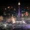 Kembang api menghiasi malam pergantian tahun baru 2018 di kawasan silang Monumen Nasional (Monas), Jakarta, Senin (1/1/2018). Monas menjadi salah satu lokasi pilihan Warga Jakarta untuk merayakan malam pergantian tahun. (Liputan6.com/Johan Tallo)